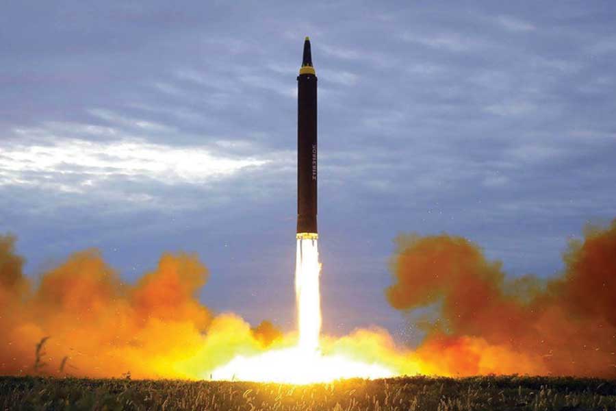 Number of nuclear weapons held by major countries and what China is doing to increase power.