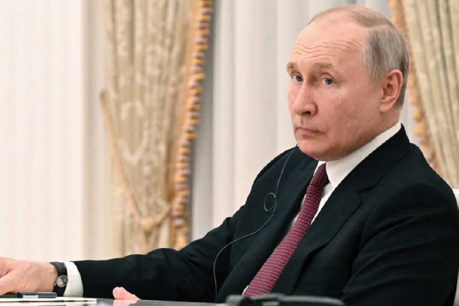 Number of nuclear weapons held by major countries and what China is doing to increase power.