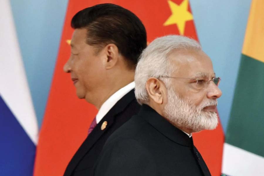 Number of nuclear weapons held by major countries and what China is doing to increase power.