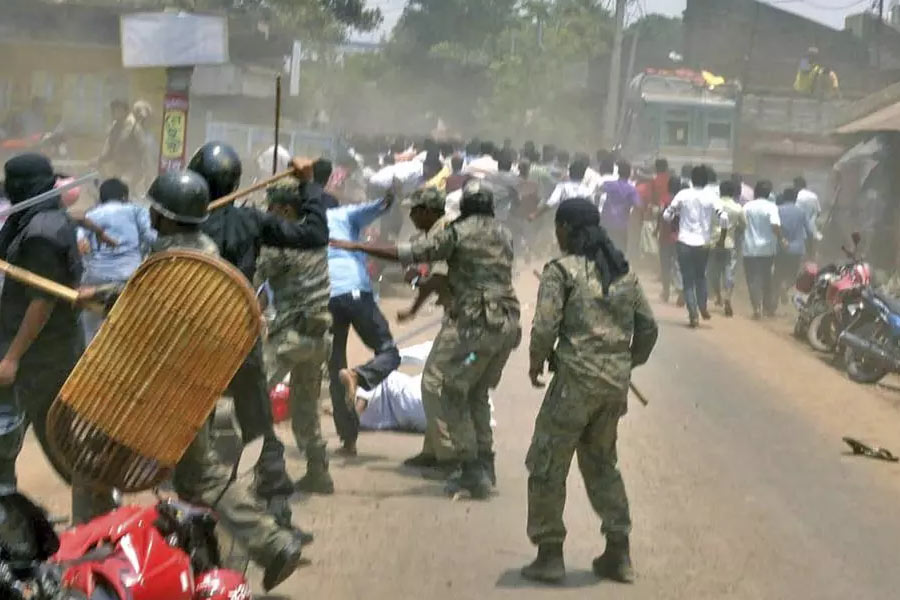 TMC and ISF supportes engaged in clash near BDO office of Bhangar