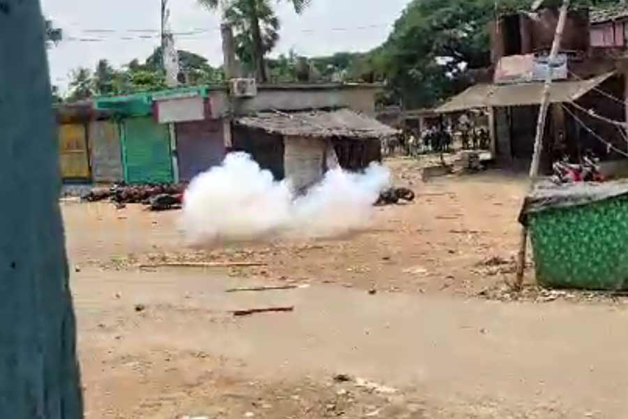 TMC and ISF supportes engaged in clash near BDO office of Bhangar