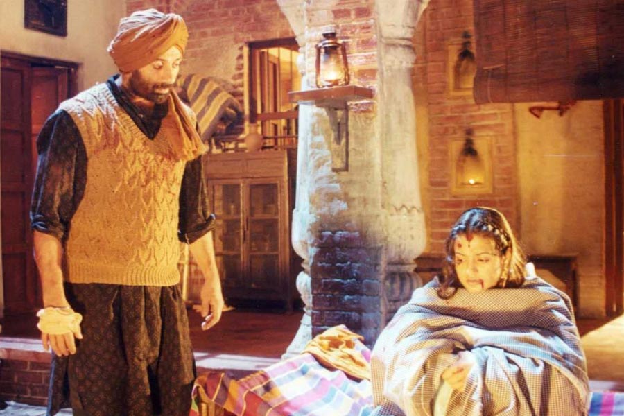 তার পর কেটে গিয়েছে দু’দশকেরও বেশি সময়। সানি এবং অমিশার পর্দার ‘প্রেম কথা’ থামেনি। চলতি বছরে মুক্তি পেতে চলেছে ‘গদর ২: দ্য কথা কন্টিনিউস’। 