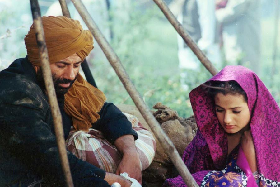 ২০০১ সালে মুক্তি পেয়ে ‘গদর’ ছবির প্রথম পর্ব বক্স অফিসে সাড়া ফেলে দিয়েছিল। সাড়ে ১৮ কোটি টাকা বাজেটের ছবি বক্স অফিস থেকে ১৩৩ কোটি টাকার ব্যবসা করেছিল।