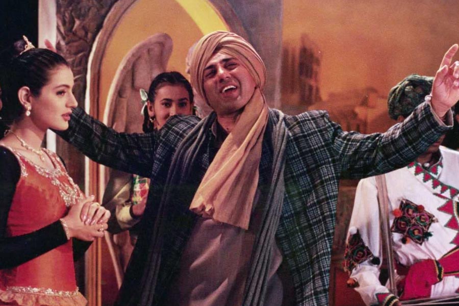 চলতি বছরের ১১ অগস্ট মুক্তি পেতে চলেছে ‘গদর ২: দ্য কথা কন্টিনিউস’। বলিপাড়ায় কানাঘুষো শোনা যাচ্ছে, এই ছবিটি বানাতে ৫০ কোটি টাকা খরচ করেছেন ছবি নির্মাতারা।