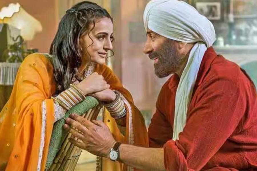 সানির বিপরীতে অভিনয় করছেন অমিশা। ৫ বছরের বিরতির পর আবার বড় পর্দায় অভিনয় করতে দেখা যাবে অমিশাকে। ২০১৮ সালে ‘ভাইয়াজি সুপারহিট’ ছবিতে শেষ কাজ করেছিলেন তিনি।