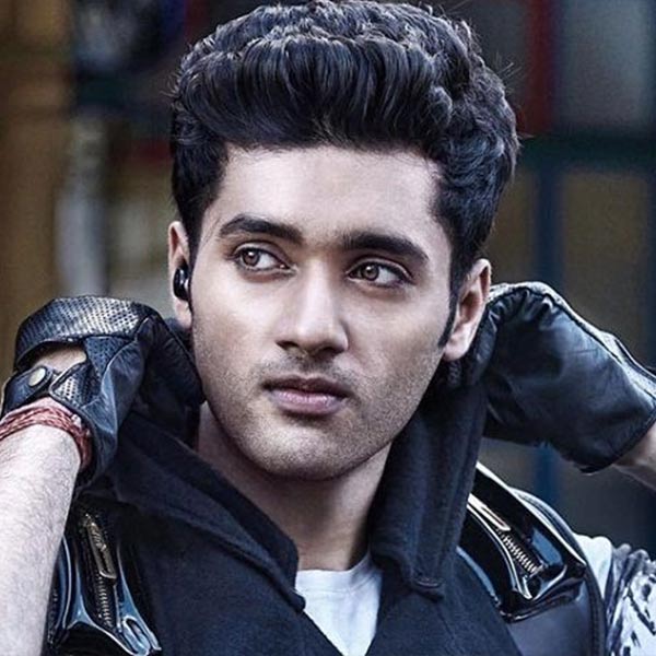 ‘গদর: এক প্রেম কথা’ ছবিতে শিশু অভিনেতা হিসাবে কাজ করার পর থামেননি উৎকর্ষ। ‘অব তুমহারে হাওয়ালে ওয়াতন সাথিয়োঁ’ এবং ‘আপনে’ ছবিতেও শিশু অভিনেতার চরিত্রে অভিনয় করতে দেখা যায় তাঁকে।