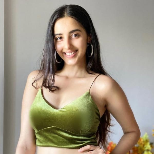 ‘গদর ২: দ্য কথা কন্টিনিউস’ ছবিতে নতুন মুখ হিসাবে অভিনয় করছেন সিমরত কউর। এর আগে একাধিক তেলুগু ছবিতে কাজ করতে দেখা গিয়েছে তাঁকে।