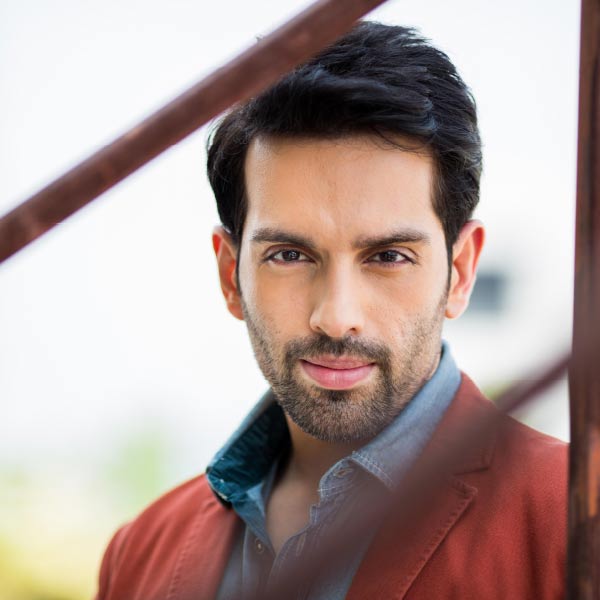 বর্ষীয়ান অভিনেতা শত্রুঘ্ন সিন্‌হার পুত্র লব সিন্‌হাকেও অভিনয় করতে দেখা যাবে ‘গদর ২: দ্য কথা কন্টিনিউস’ ছবিতে। কানাঘুষো শোনা যাচ্ছে এই ছবিতে অভিনয়ের জন্য ৬০ লক্ষ টাকা পারিশ্রমিক নিয়েছেন তিনি।