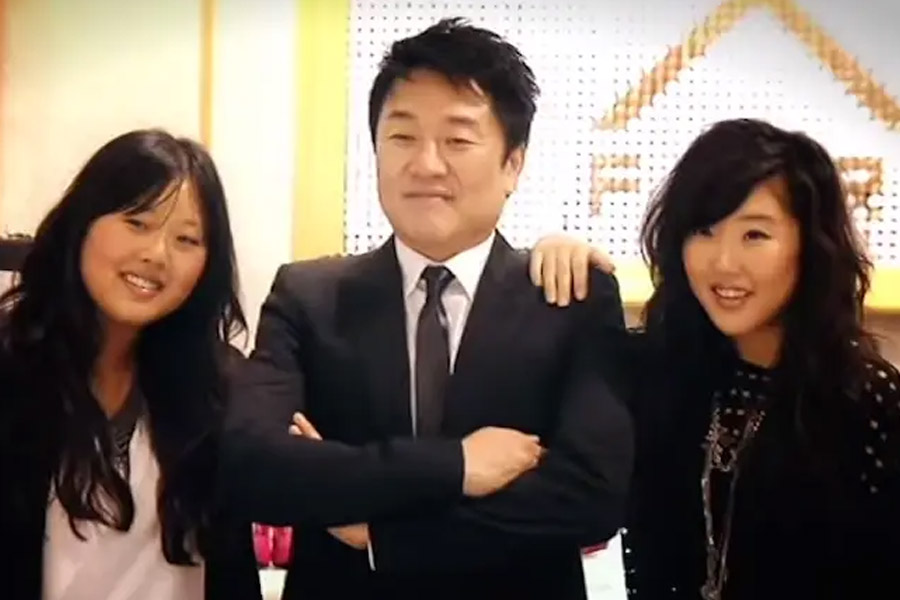 Image of Do Won Chang with family
