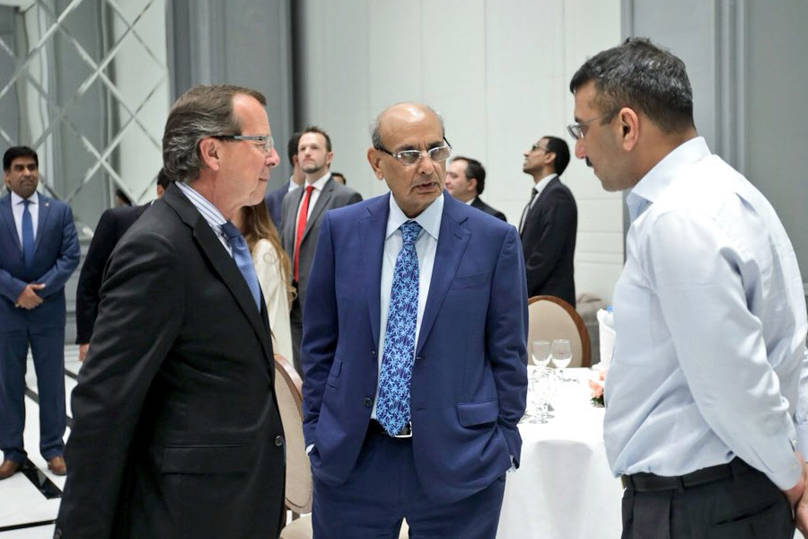 Image of Mian Muhammad Mansha with dignitaries