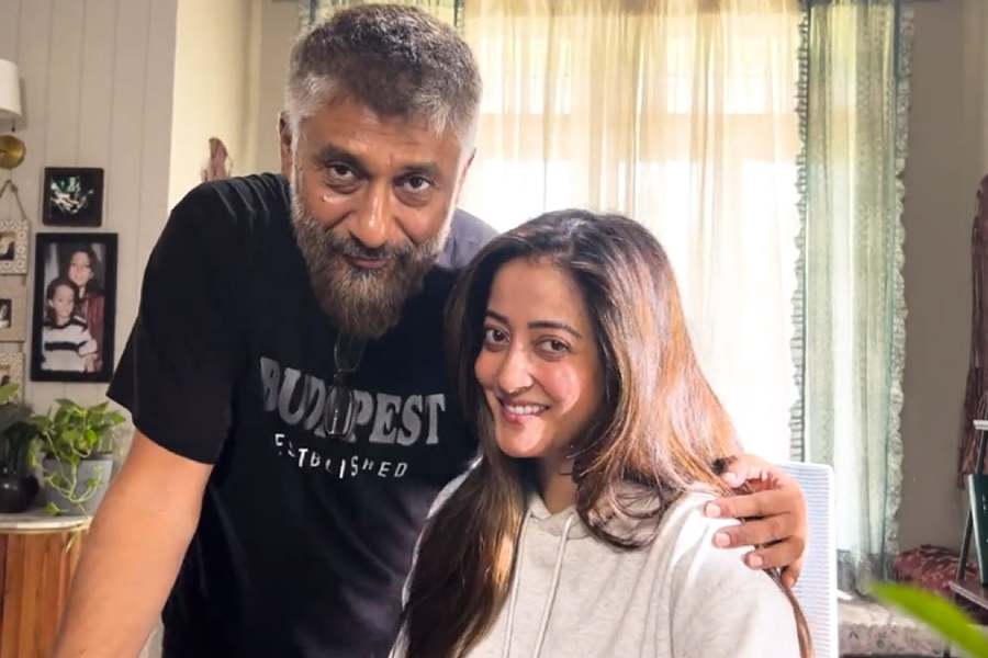 The Kashmir Files famed director Vivek Agnihotri starts shooting with Bengali actress Raima Sen for his next film The Vaccine War.