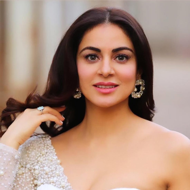 টেলিপাড়ার অন্দরমহল সূত্রে খবর, শ্রদ্ধার মাসিক উপার্জন ৪০ থেকে ৪৫ লক্ষ টাকা।