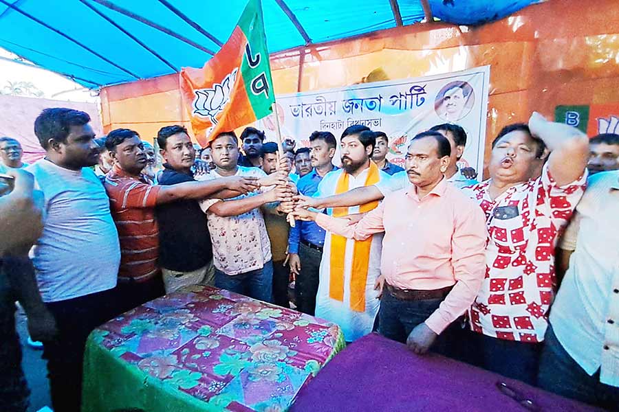 দলবদল: মফিজুল হক, পরিক্ষিত রায়-সহ কয়েকজন তৃণমূল কর্মীর হাতে দলীয় পতাকা তুলে দিলেন কেন্দ্রীয় মন্ত্রী নিশীথ প্রামাণিক। নিজস্ব চিত্র