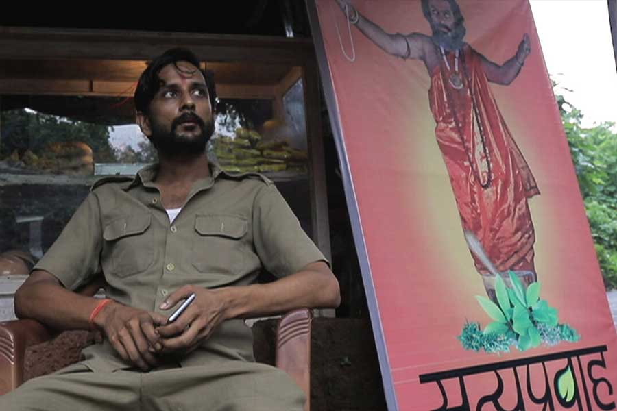 ২০১৮ সালে বার্লিন আন্তর্জাতিক চলচ্চিত্র উৎসবে প্রথম দেখানো হয় ‘গারবেজ’ ছবিটি। এই ছবিতে অভিনয় করতে দেখা গিয়েছে ত্রিমালা অধিকারী, তন্ময় ধননিয়া, শতরূপা দাস-সহ অন্য তারকাদের।