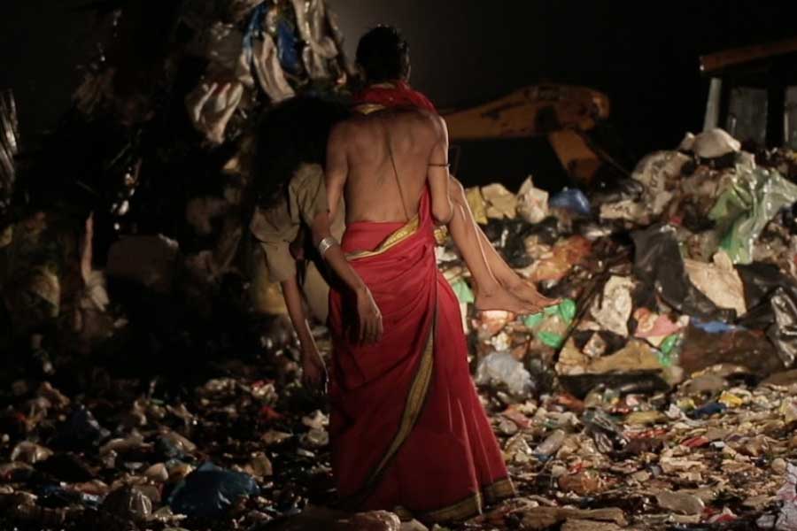 আন্তর্জাতিক স্তরে প্রশংসা পেলেও ‘গারবেজ’ ছবিটি ভারতের প্রেক্ষাগৃহে মুক্তি পায়নি। সেন্সর বোর্ডের দাবি, ধর্মের সঙ্গে যৌনতাকে এমন ভাবে দেখানো হয়েছে যা অশোভনীয়।