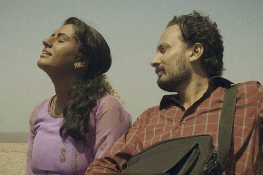 এমনকি, ‘গারবেজ’ ছবিতে যৌনতার নানা দিক তুলে ধরতে এমন কিছু দৃশ্যের ব্যবহার করা হয়েছে যা আপত্তিকর বলে মনে করেছে সেন্সর বোর্ড। সেই কারণে প্রেক্ষাগৃহে মুক্তির অনুমতি দেয়নি সেন্সর বোর্ড। বর্তমানে নেটফ্লিক্স থেকে দেখতে পাওয়া যায় ‘গারবেজ’ ছবিটি।