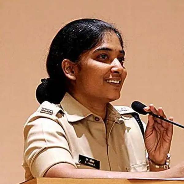 মাত্র ১৪ বছরে বিয়ে হয়ে গিয়েছিল। ওই বয়সেই স্কুলছুট। বয়স যখন ১৮, তত দিনে দুই সন্তানের মা। তবু নিজের স্বপ্নপূরণের থেকে পিছিয়ে আসেননি এন অম্বিকা। পুলিশ আধিকারিক হতে চেয়েছিলেন। শেষ পর্যন্ত সিভিল সার্ভিস পরীক্ষা পাশ করে আইপিএস হয়েছেন অম্বিকা।