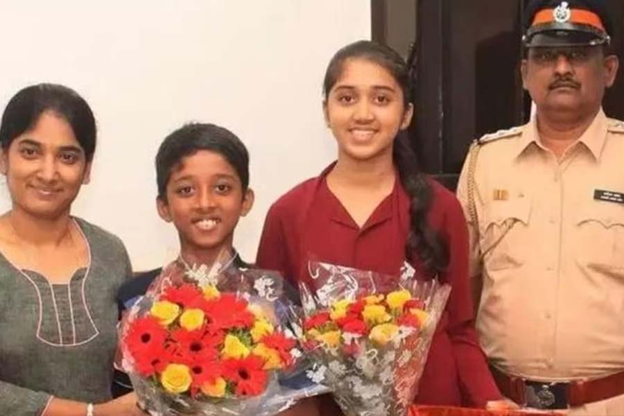 মাত্র ১৪ বছর বয়সে এক পুলিশ কনস্টেবলের সঙ্গে বিয়ে হয়েছিল অম্বিকার। তার পর আইপিএস হওয়ার সফর সহজ ছিল না। তবে সব সময় অম্বিকার পাশে ছিলেন তাঁর স্বামী।