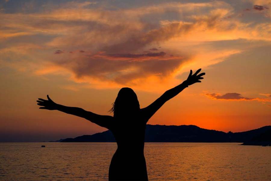 বাল্যবিবাহ রীতি অম্বিকার থেকে অনেক কিছু কেড়ে নিয়েছিল। কিন্তু বাকি জীবন সেই রীতি এবং পরিবারকে দোষারোপ নিয়ে বসে থাকেননি অম্বিকা। বরং নিজের স্বপ্নপূরণের পথ বেছে নিয়েছিলেন। 