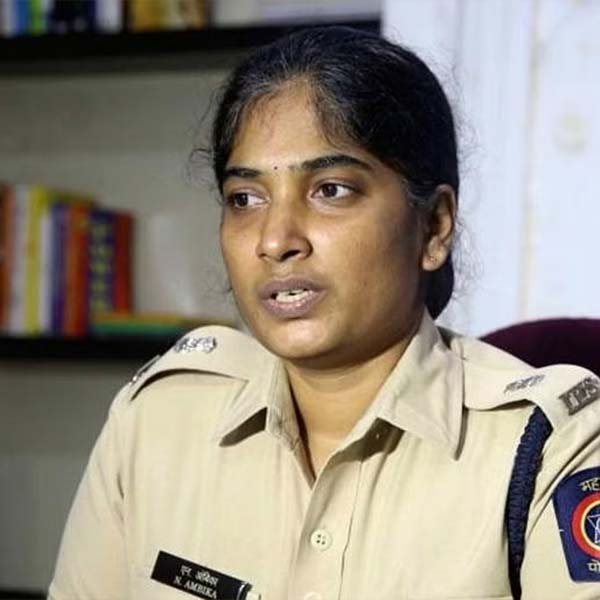 এক বার স্বামীর সঙ্গে প্রজাতন্ত্র দিবসের কুচকাওয়াজ দেখতে গিয়েছিলেন অম্বিকা। সেখানে তিনি দেখেছিলেন, উচ্চপদস্থ পুলিশ আধিকারিকদের কতটা সম্মান দেওয়া হয়। তার পরেই অম্বিকা ঠিক করে ফেলেন, আইপিএসই হবেন। 