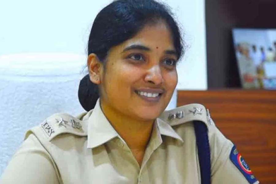 বাড়ি ফিরে স্বামীকে নিজের ইচ্ছার কথা জানিয়েছিলেন অম্বিকা। তিনি স্ত্রীকে বুঝিয়েছিলেন যে, এই লক্ষ্যপূরণ সহজ নয়। বোর্ড পরীক্ষা পাশ করার পর সিভিল সার্ভিস পরীক্ষাও পাশ করতে হবে। 