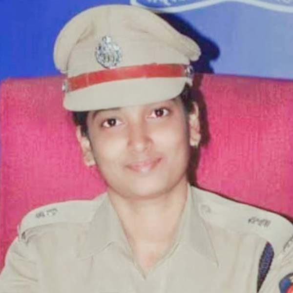 অম্বিকার স্বামী এ-ও বুঝিয়েছিলেন যে, তিনি দুই সন্তানের মা। শিশুদের দেখভাল করে পড়াশোনা করা কঠিন হবে। সব চ্যালেঞ্জই গ্রহণ করেছিলেন অম্বিকা। 