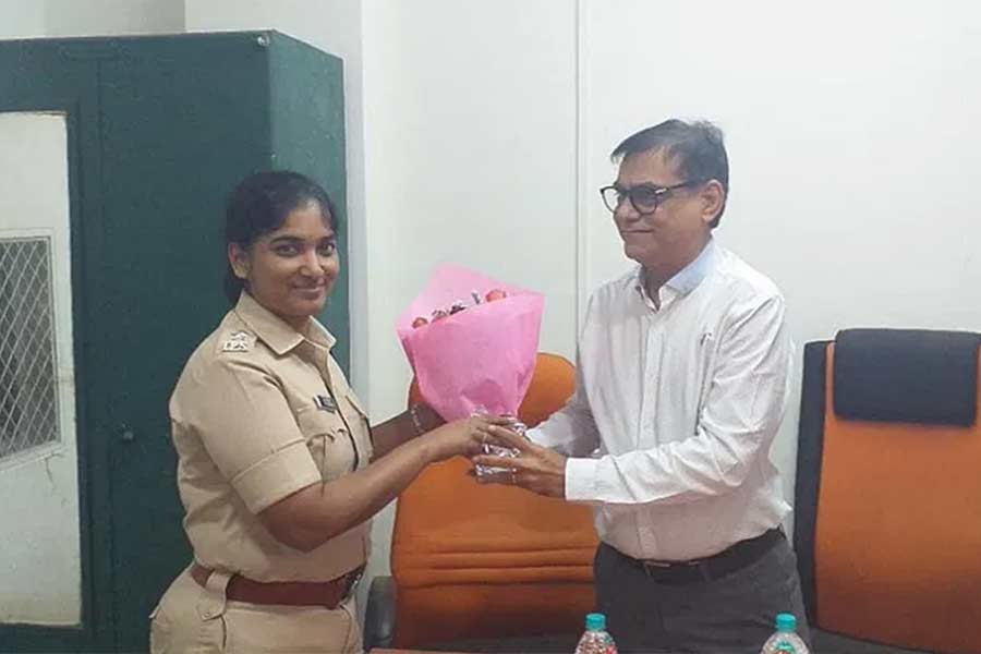 বিয়ের জন্য ১৪ বছরেই স্কুল ছাড়তে বাধ্য হয়েছিলেন অম্বিকা। দুই সন্তানকে রেখে স্কুল যাওয়া সম্ভব নয়। তাই তিনি দূরশিক্ষণ শুরু করেন।