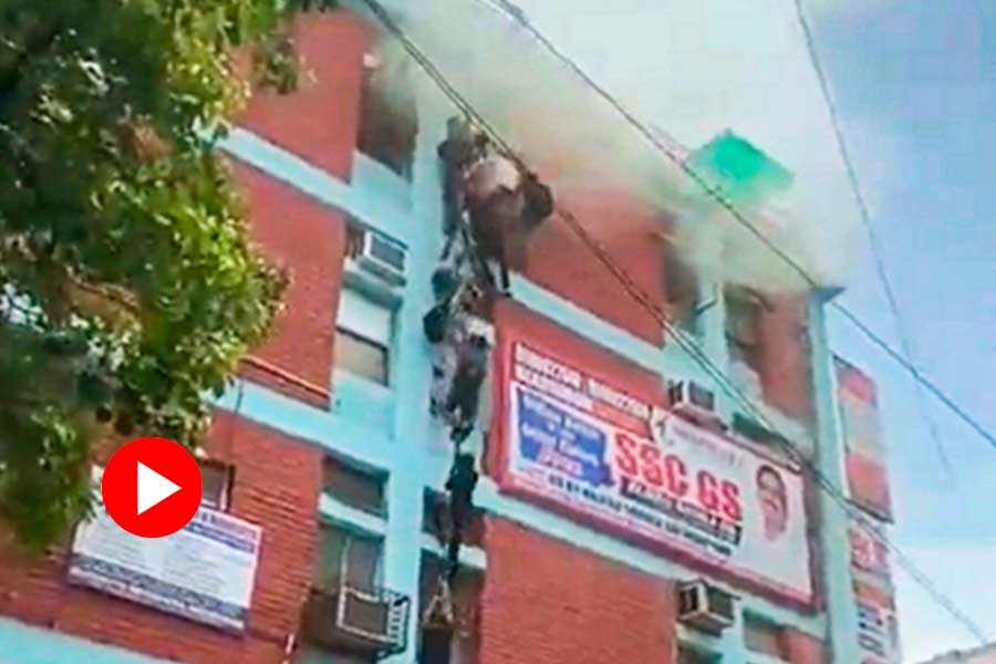 Fire at a coaching centre in Delhi, 4 injured, other students rappel down safely