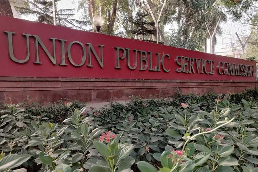 এর পর সিভিল সার্ভিস পরীক্ষার জন্য পড়াশোনা শুরু করেন অম্বিকা। তিনি থাকতেন তামিলনাড়ুর ডিন্ডিগুলে। সেখানে সিভিল সার্ভিস পরীক্ষায় বসার জন্য কোনও প্রশিক্ষণ কেন্দ্র ছিল না।