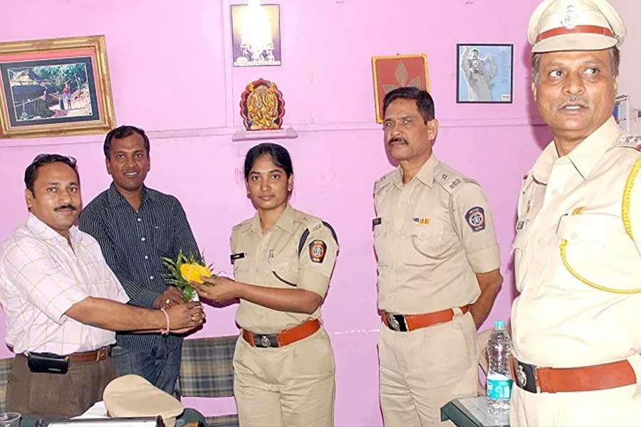 অম্বিকা চেন্নাই চলে গেলে দুই সন্তানের দেখভাল করতেন তাঁর স্বামী। কখনও তাদের মায়ের অভাব বোধ করতে দেননি। 