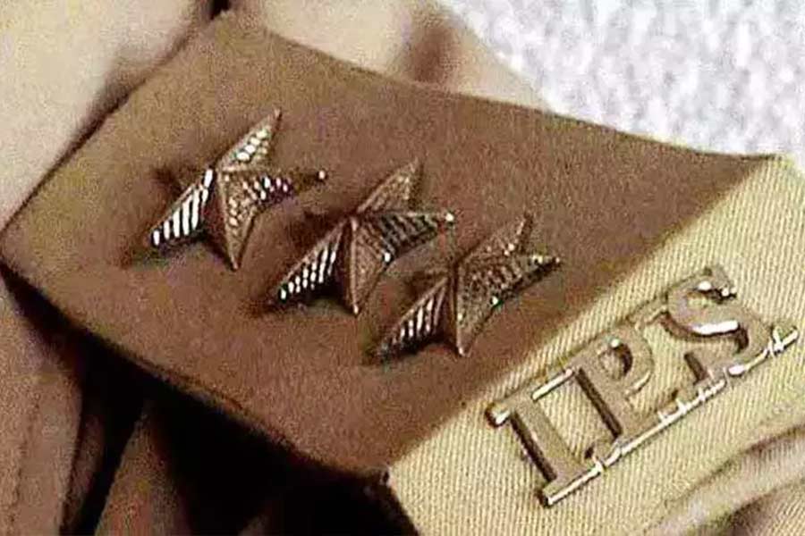 চতুর্থ বারে ইউপিএসসির মেনস, প্রিলিমিনারি, ইন্টারভিউ, তিনটি রাউন্ডেই বাজিমাত করেন অম্বিকা। ২০০৮ সালে আইপিএস অফিসার হন তিনি।