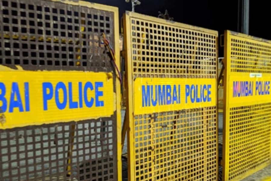 অম্বিকাকে মহারাষ্ট্র ক্যাডারে নিয়োগ করা হয়। মুম্বই পুলিশের ডিসিপি পদেও ছিলেন তিনি। তাঁকে ‘লেডি সিংহম’ বলে থাকেন তাঁর সহকর্মী এবং সাধারণ মানুষ। 