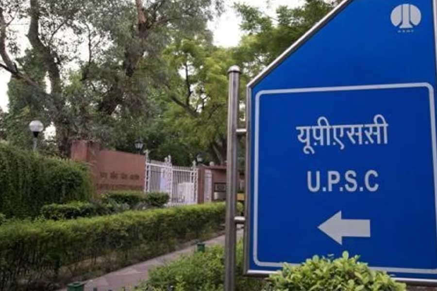 কী ভাবে ইউপিএসসি পরীক্ষায় সফল হওয়া যায়, তা প্রায়ই বলে থাকেন অম্বিকা। তাঁর মতে, প্রতি দিন খবরের কাগজ পড়া উচিত। বিভিন্ন বিষয় অনেক দিন মনে রাখার জন্য নোট নেওয়ারও পরামর্শ দিয়েছেন তিনি।