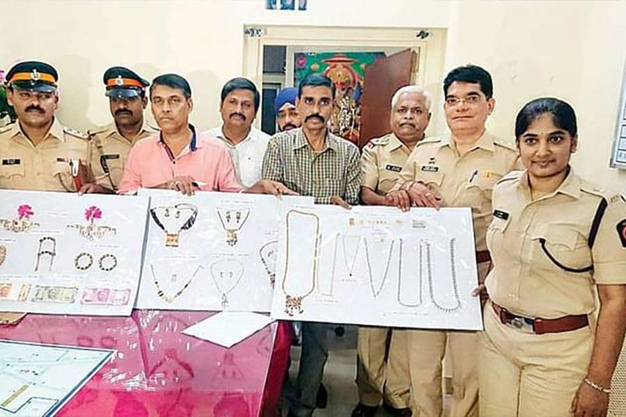 প্রস্তুতি কতটা হয়েছে, তা জানার জন্য প্রার্থীদের বার বার মক পরীক্ষার দেওয়ার কথাও বলেছেন অম্বিকা। তাঁর মতে, এ ভাবে বোঝা যায়, কোন বিষয়ে কতটা প্রস্তুতি হয়েছে। 