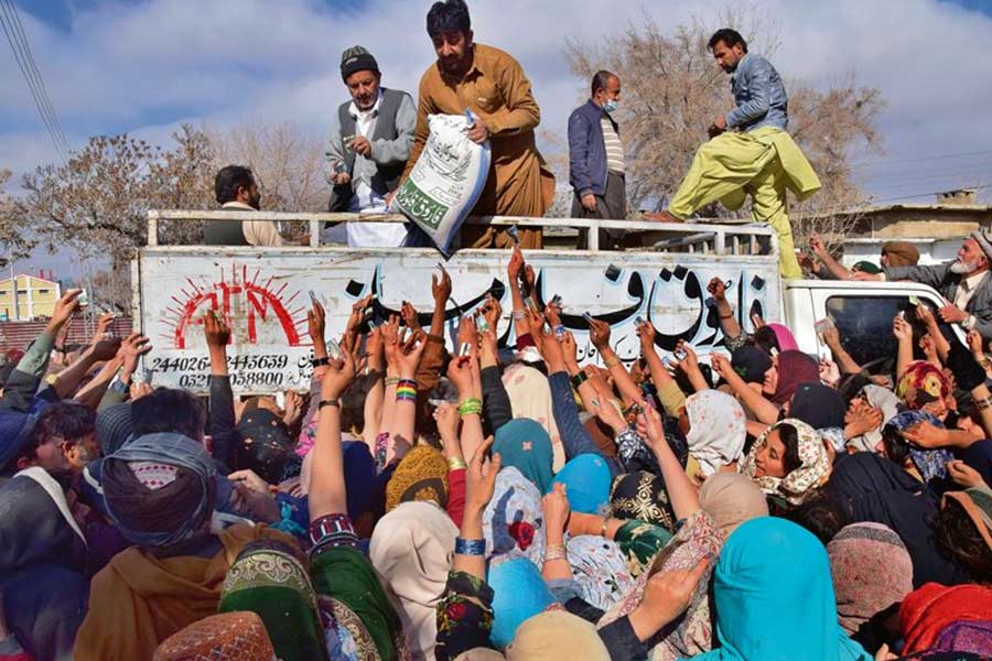 ভারতের আর এক পড়শি পাকিস্তানের অর্থনীতিও নড়বড়ে। আইএমএফ ঋণ দেওয়ার বন্ধ করার পর দেশটি কার্যত দেউলিয়া হয়ে গিয়েছে। অবস্থা এতই করুণ যে, এ বছর হজের কোটা তুলে নিয়েছে ইসলামাবাদ।