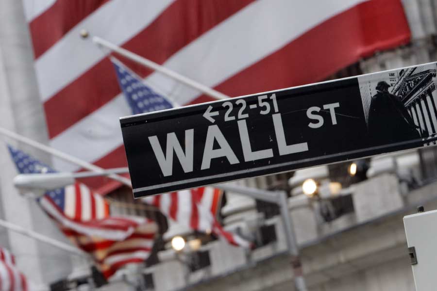 আমেরিকায় ব্যাঙ্ক সঙ্কটও কম বিপজ্জনক নয়। ফার্স্ট রিপাবলিক ব্যাঙ্ক, সিলিকন ভ্যালি ব্যাঙ্ক এবং সিগনেচার ব্যাঙ্ক পর পর দেউলিয়া ঘোষিত হয়েছে। যা অর্থনীতির দুনিয়ায় তৈরি করেছে নতুন সঙ্কট। অর্থনীতির এই টানাপড়েনে বাদ পড়েনি চিনও।