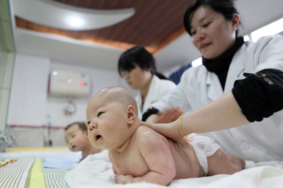 চিনের অন্যতম বড় সমস্যা জন্মহার কমে যাওয়া। সেখানে মানুষ বিয়ে করে সংসার পাততে আগ্রহী নন। সন্তানের জন্মও দিতে চান না অনেকেই। এই সমস্যার সমাধানে চিনা অর্থনীতিবিদ রেন জ়েপিং একটি পরামর্শ দিয়েছিলেন।