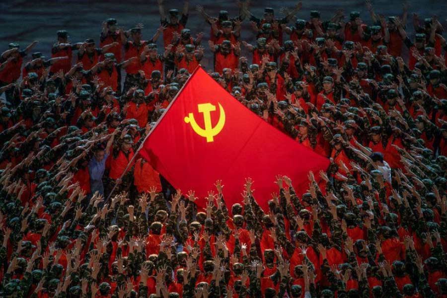 তাঁর পরামর্শ ছিল, সরকারের উচিত অর্থনীতিতে গতি আনতে অবিলম্বে অন্তত ২৩ লক্ষ কোটি টাকা জনগণের মধ্যে বিলিয়ে দেওয়া। হাতে টাকা পেলে সন্তান পালনের ইচ্ছা এবং আত্মবিশ্বাস বাড়বে। কিন্তু সরকার তাঁর পরামর্শে কান দেয়নি। উল্টে ওই অর্থনীতিবিদকে নিষিদ্ধ করে দেওয়া হয়েছিল গত বছর। 