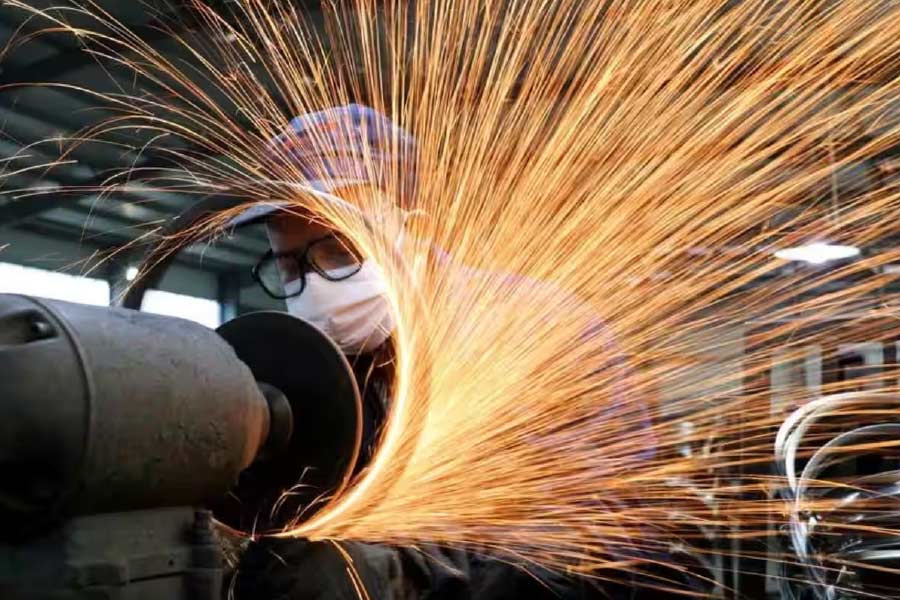 অনেকে বলছেন, চিনের অর্থনৈতিক বৃদ্ধি এ ভাবেই রাজনৈতিক দিক থেকে বাধা প্রাপ্ত হয়েছে বার বার। শাসক চিনা কমিউনিস্ট পার্টি তাদের বৈঠকে কী কী সিদ্ধান্ত গ্রহণ করে, তা প্রকাশ্যে জানানো হয় না। ফলে দেশের ব্যবসায়ীরা সমস্যায় পড়েন।