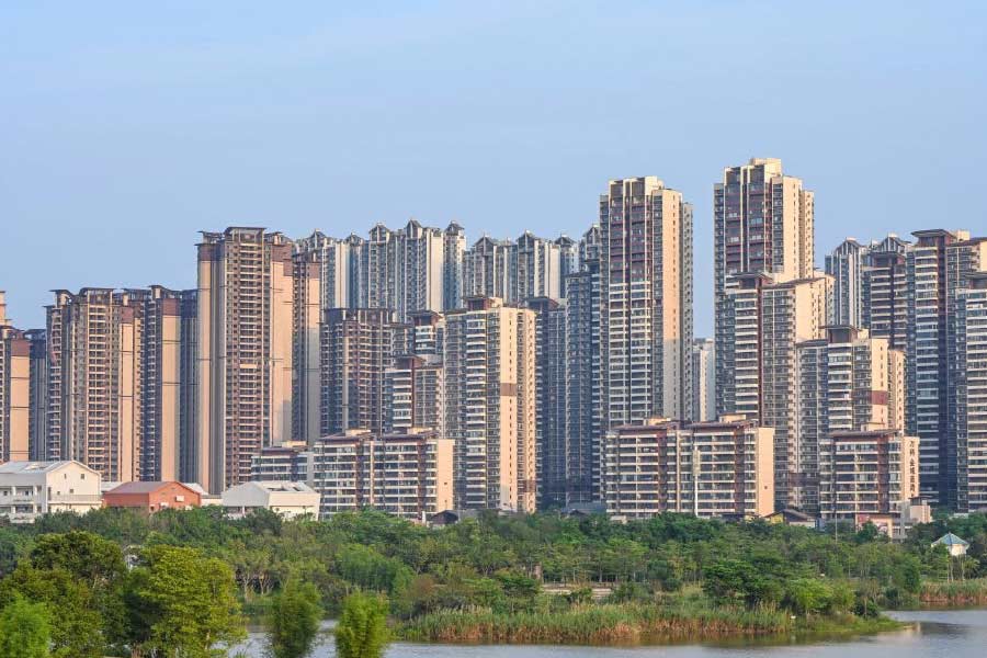 চিনের অর্থনীতির এক চতুর্থাংশ জুড়ে রয়েছে রিয়েল এস্টেট। তা স্থিতিশীল করতে অনেক কাঠখড় পোড়াতে হচ্ছে বেজিংকে। রিয়েল এস্টেটে চিনের দুর্বলতা দেশকে বড়সড় অর্থনৈতিক সঙ্কটের মুখে দাঁড় করাতে পারে বলে আশঙ্কা বিশেষজ্ঞদের।