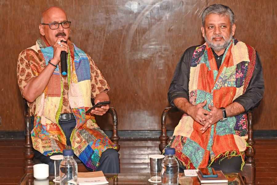 Prabal Kumar Basu and Mrityunjay Kumar Singh discuss poetry at the latest session of Aakhar Kolkata dgtl