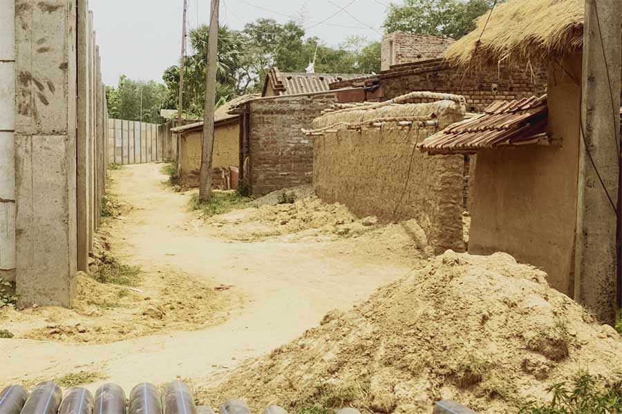 কাঁকসা ব্লক বীজ খামার যাওয়ার পথ। বৃহস্পতিবার। নিজস্ব চিত্র