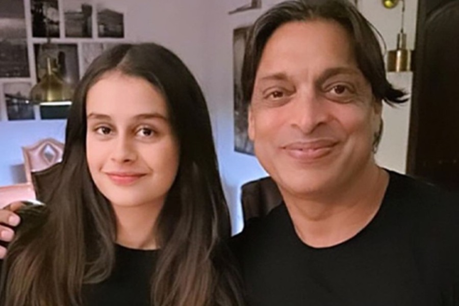 picture of Shoaib Akhtar with his daughter