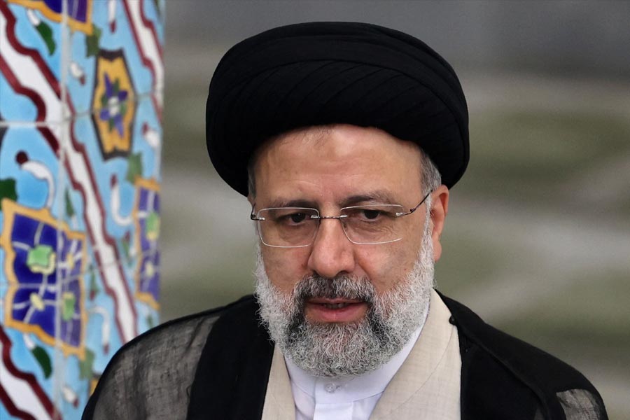 শত্রুর শত্রুই প্রকৃত মিত্র! এখন এই নীতি মেনেই চলছে ইরান। একে একে ঘোষিত ‘আমেরিকা-বিরোধী’ দেশগুলির সঙ্গে সম্পর্ক মজবুত করার কাজে নেমেছে পশ্চিম এশিয়ার এই দেশ। আর তা করতেই ইরানের প্রেসিডেন্ট ছুটে গিয়েছেন কিউবায়। 