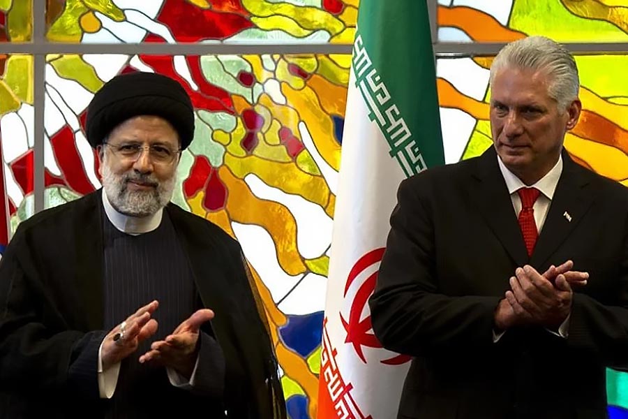 কিউবার প্রেসিডেন্ট সঙ্গে হাত মিলিয়ে আমেরিকার ‘আগ্রাসী সাম্রাজ্যবাদ নীতি’-র মোকাবিলার কথা ঘোষণা করেছেন ইরানের প্রেসিডেন্ট। দক্ষিণ এশিয়ার দেশগুলিতে গত কয়েক দিন ধরেই আমেরিকার বিরোধিতার প্রবণতা লক্ষ্য করা গিয়েছে। বাংলাদেশ, শ্রীলঙ্কা, নেপালের মতো দেশ আমেরিকার সমালোচনা করেছে। প্রকাশ্যেই এ বার সেই রেশ কি ছড়িয়ে পড়ল পশ্চিম এশিয়ায়? নেপথ্যে মদত কি চিনের!