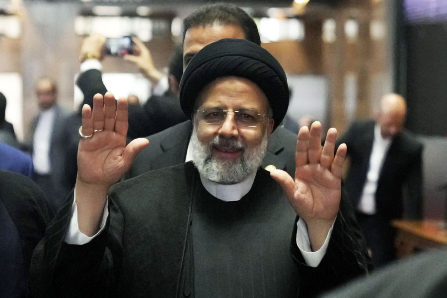 কিউবা এবং ইরান, দুই দেশই ঘোষিত আমেরিকা-বিরোধী। কিন্তু এর আগে যৌথ ভাবে তারা প্রকাশ্যে আমেরিকার নীতির সমালোচনা করেনি। বৃহস্পতিবার ইরানের প্রেসিডেন্ট ইব্রাহিম রাইসিকে অভ্যর্থনা জানিয়ে কিউবার প্রেসিডেন্ট মিগেল দিয়াজ-ক্যানেল বলেন, ‘‘সাম্রাজ্যবাদী আমেরিকা এবং তার সঙ্গীদের বাধা, আর্থিক নিষেধাজ্ঞা, চাপ, হুঁশিয়ারির মোকাবিলা করতে হবে নায়কের মতোই।’’