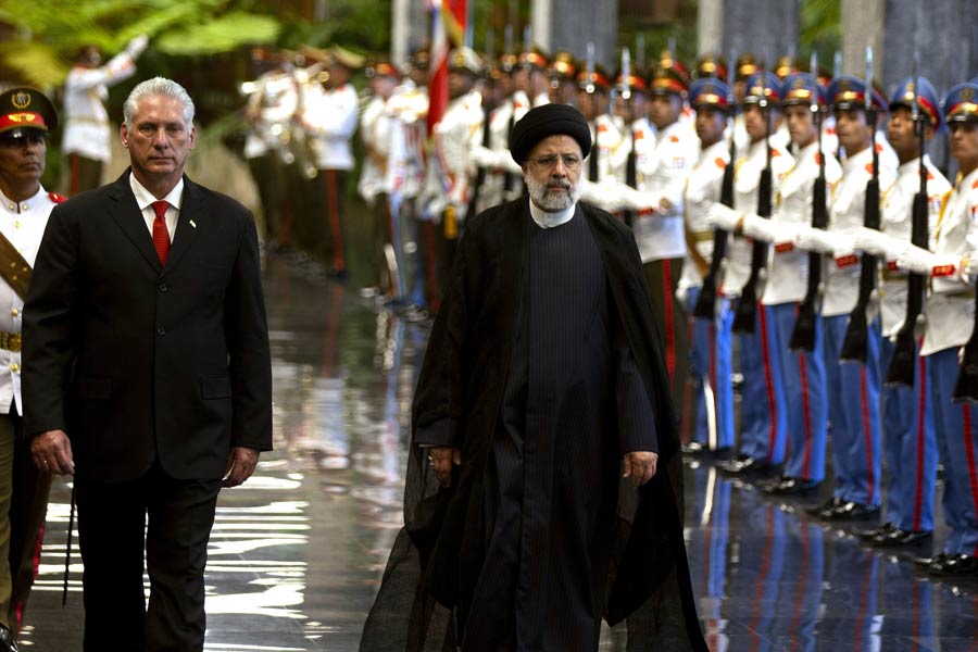 কিউবা এবং ইরান, দুই দেশের উপরেই আর্থিক নিষেধাজ্ঞা চাপিয়েছে আমেরিকা। ‘সন্ত্রাস’-এ মদতকারী দেশের তালিকায়ও রেখেছে তাদের। এ বার আমেরিকার এ সব নিষেধাজ্ঞাকে হাত ধরাধরি করে পাল্টা মাত দিতে উদ্যত হল কিউবা আর ইরান। 