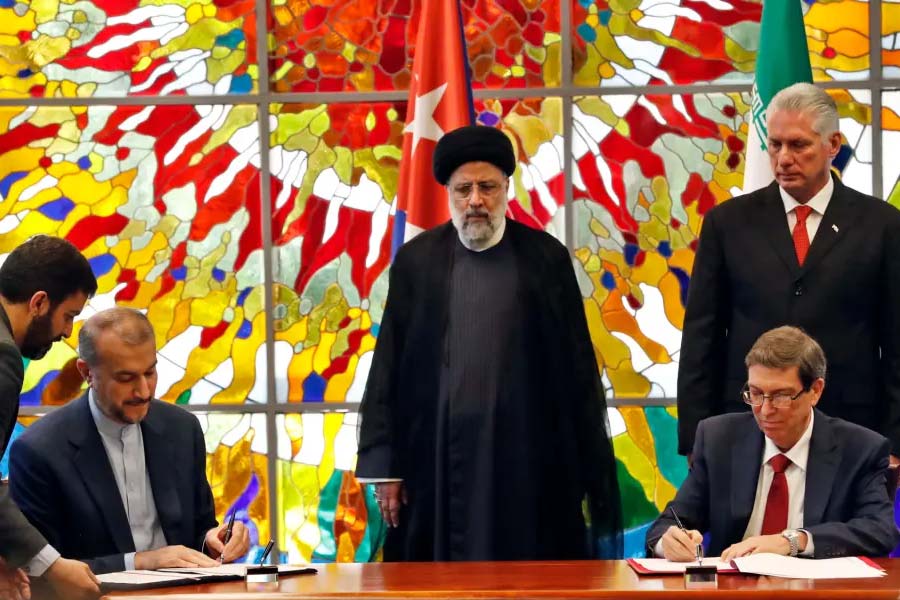 বৃহস্পতিবার সকালে কিউবার উদ্যোগপতিদের একটি সম্মেলনে যোগ দেন রাইসি। সেখানে জানান, বিজ্ঞান, প্রযুক্তি, জল ও তাপবিদ্যুৎ, খনির মতো বিষয়ে কমিউনিস্ট কিউবার সঙ্গে কাজ করবে তার দেশ। 