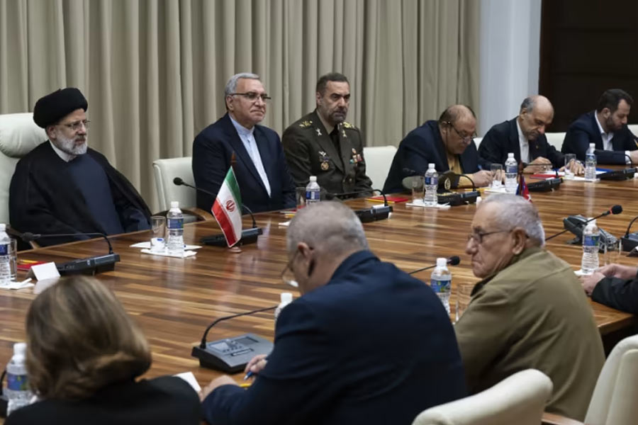 ভেনেজুয়েলা এবং নিকারাগুয়ার সঙ্গেও বেশ কিছু চুক্তি সই করেছে ইরান। প্রসঙ্গত, এই সব দেশই আবার রাশিয়ার জোটসঙ্গী, যারা এখন ইউক্রেনের বিরুদ্ধে যুদ্ধে শামিল। প্রশ্ন উঠছে, তা হলে কি এই দেশগুলির প্রকাশ্য আমেরিকার-বিরোধিতার নেপথ্যে রাশিয়ার উস্কানি রয়েছে? না কি চিনের সক্রিয়তা!