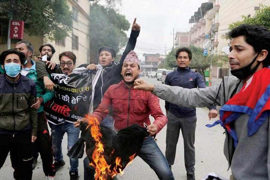 পঞ্চাশের দশক থেকে আমেরিকাকে নিয়ে অসন্তোষ তৈরি হয়েছে নেপালেও। তাদের মাটি ব্যবহার করে তিব্বতে অশান্তি তৈরি করা এবং চিনের উপর নজরদারি নেপালবাসী ভাল ভাবে নেয়নি বলেই মত একটা অংশের। 